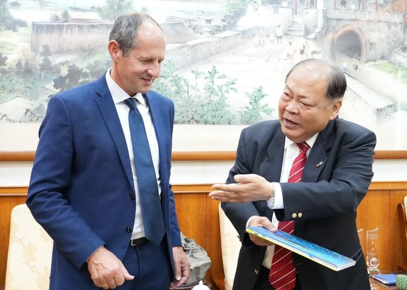 歐洲經貿辦事處處長谷力哲(Lutz Güllner)(左)16日拜會澎湖縣長陳光復(右),雙方就台歐經貿合作推動,以及澎湖在永續發展、文化觀光等議題進行交流。(澎湖縣政府提供)中央社 114年10月16日