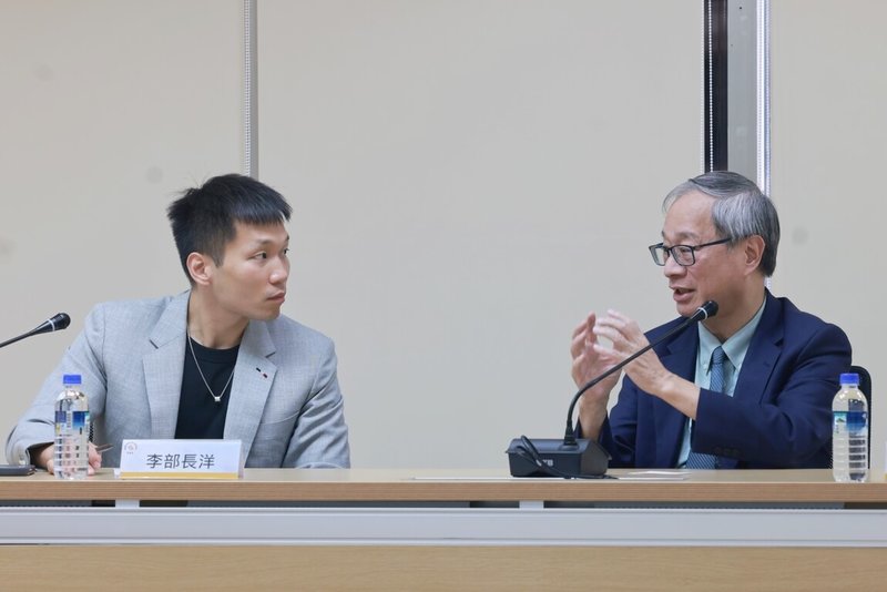 內閣成員中年紀最長及最輕的部長、文化部長李遠(右)及運動部長李洋(左),16日首度進行雙部會合作會面。(文化部提供)中央社記者邱祖胤傳真 114年10月16日