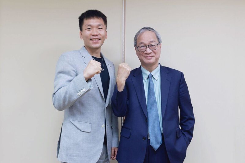 文化部長李遠(右)、運動部長李洋(左)16日進行「雙部會首次合作會面」,雙方會中談到許多未來可能合作的機會,如加強台灣運動漫畫、運動電影等項目,共同打造新的「運動文化產業」。(文化部提供)中央社記者邱祖胤傳真 114年10月16日