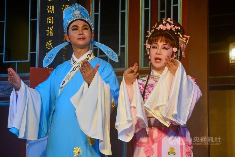 新北重陽「敬老獻藝歌仔戲」劇碼「半幅圍裙」將於26日於市府演出,市府官員與跨黨派市議員粉墨登場。國民黨市議員劉美芳(右)與呂家愷(左)16日在林家花園記者會表演精彩片段。中央社記者黃旭昇新北攝 114年10月16日