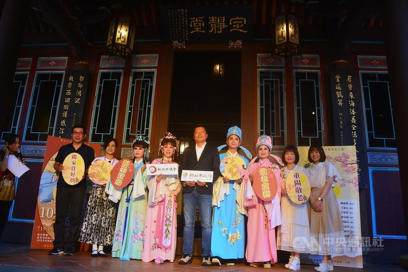 新北重陽「敬老獻藝歌仔戲」劇碼「半幅圍裙」將於26日於市府演出,市府官員與跨黨派市議員粉墨登場。副市長朱惕之(右5)16日出席記者會宣傳活動,與參加演出的市議員、市府官員合影。中央社記者黃旭昇新北攝 114年10月16日