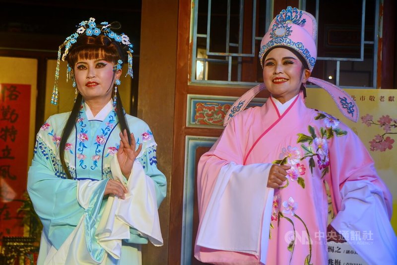 新北重陽「敬老獻藝歌仔戲」劇碼「半幅圍裙」將於26日於市府演出;民進黨市議員張嘉玲(左)、國民黨市議員陳家琪(右)16日在林家花園記者會粉墨登場。中央社記者黃旭昇新北攝 114年10月16日