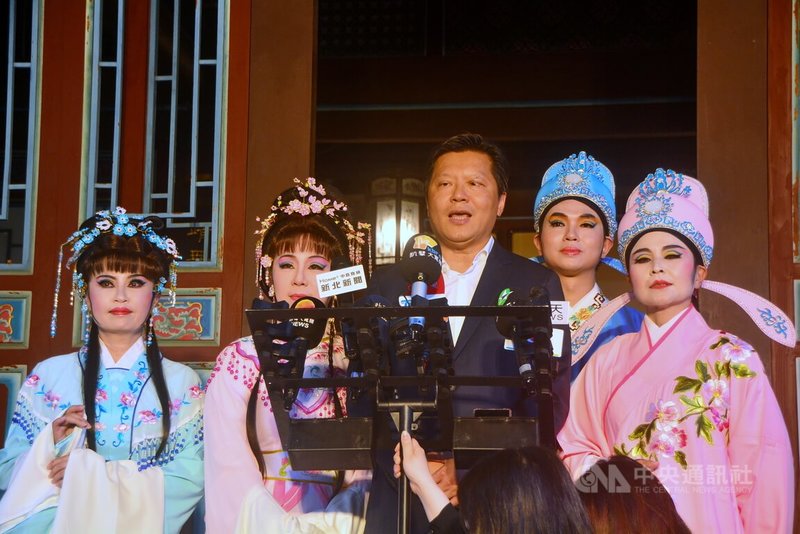 新北重陽「敬老獻藝歌仔戲」劇碼「半幅圍裙」將於26日在市府演出,副市長朱惕之(中)16日接受聯訪表示,將由跨黨派議員與市府官員攜手演出,向長輩表示敬意。中央社記者黃旭昇新北攝 114年10月16日