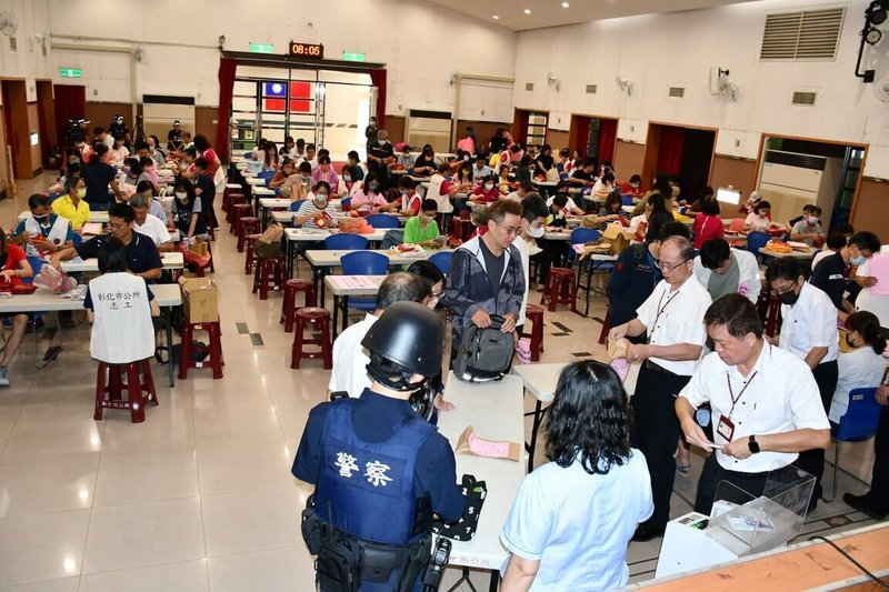 重陽節將至,彰化市公所16日發放敬老禮金,彰化市里幹事、志工及市公所員工上午聚集在彰化生活藝文館點鈔,再將新台幣現鈔逐一放進紅包袋,讓里幹事們帶回各里,方便長者領取。(彰化市公所提供)中央社記者吳哲豪傳真 114年10月16日