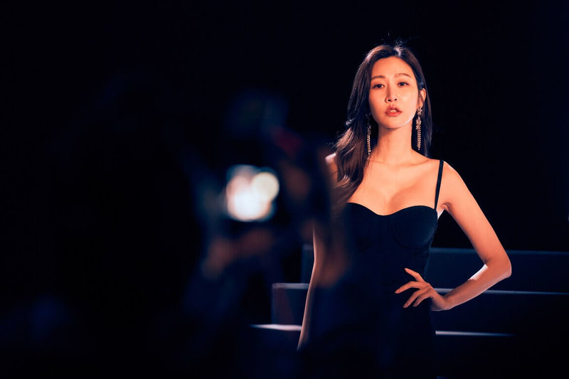 藝人曾莞婷(圖)近年致力轉型,從影集「媽,別鬧了!」的豪放女再到戲劇「影后」的美魔女,一次次想要突破自己,終於這次在「影后」的演出讓她入圍金鐘獎戲劇節目女配角獎。(Netflix提供)中央社記者洪素津傳真 114年10月16日