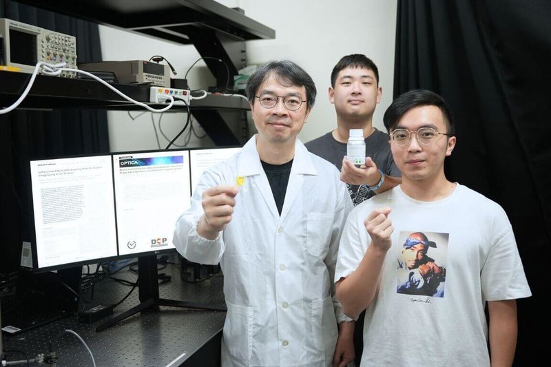 中央大學光電系教授鄭恪亭(左)帶領的研究團隊,揭露由膽固醇液晶結構形變後所引發的特殊光學現象,應用在液晶光學元件、光通訊及熱感應裝置都極具潛力。(中大提供)中央社記者陳至中台北傳真 114年10月16日