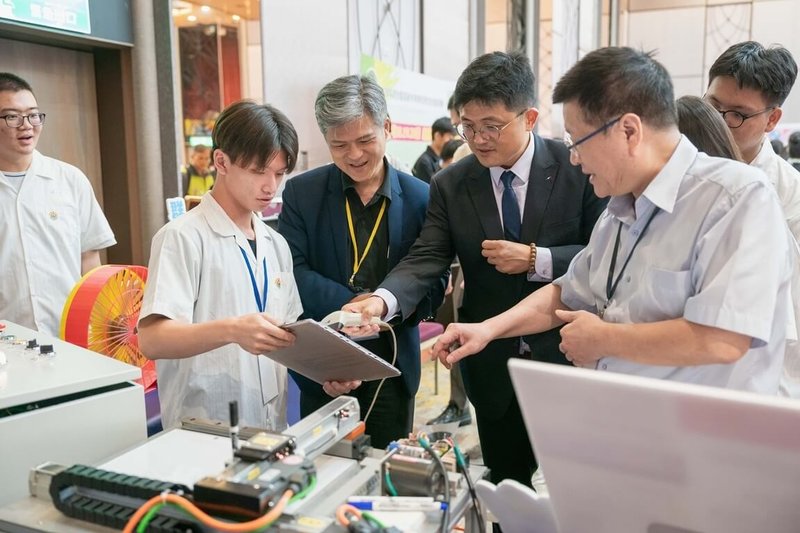 114學年度全國高級中等學校學生技藝競賽11月登場，教育部16日辦啟動記者會，主任秘書林伯樵（前左3）、教育部國民及學前教育署長彭富源（前左2）與學生互動。（教育部提供）中央社記者陳至中台北傳真　114年10月16日