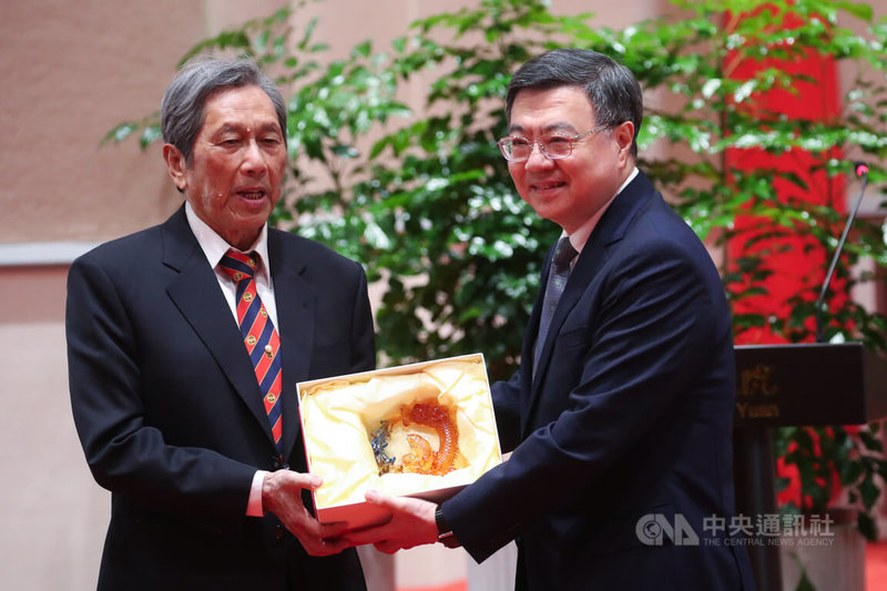 行政院長卓榮泰(右)16日下午在行政院接見中華民國工業區廠商聯合總會理事長許正雲(左)等一行,並互相致贈禮品。中央社記者吳家昇攝 114年10月16日