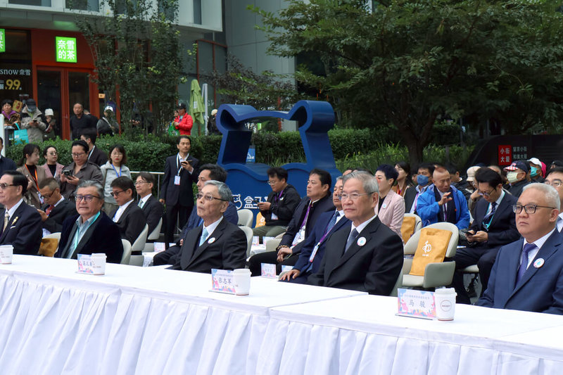 海峽兩岸社團交流節16日在北京舉行開幕式,海峽交流基金會(海基會)前副董事長兼秘書長高孔廉(左2)、海峽兩岸關係協會(海協會)會長張志軍(右2)等人出席活動。中央社記者謝怡璇北京攝 114年10月16日