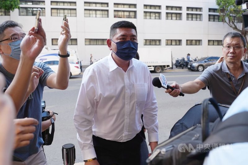 藝人NONO(陳宣裕)被控犯下7次性侵、猥褻等罪,一審認定僅成立強制性交未遂1罪,判處有期徒刑2年6月。檢方及NONO提上訴,二審16日下午開庭,NONO(中)面對媒體提問不發一語。中央社記者徐肇昌攝 114年10月16日