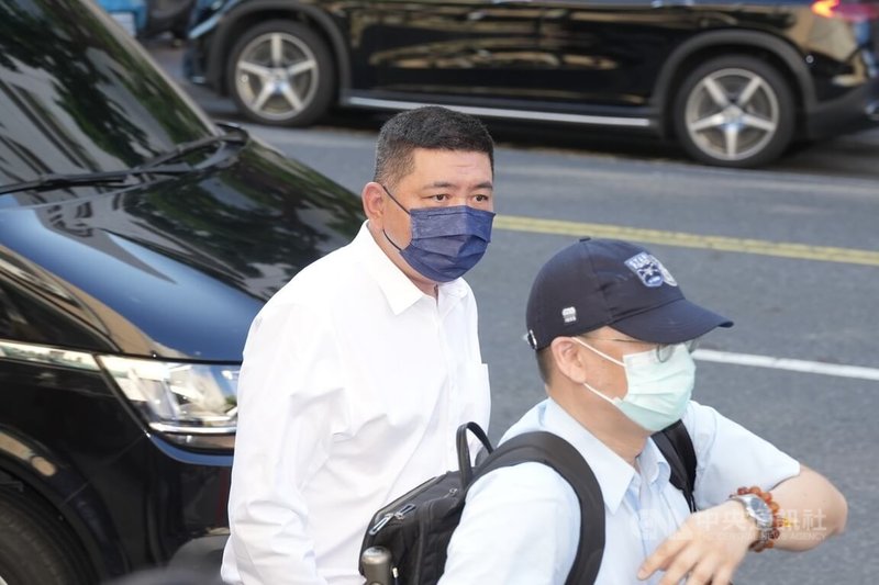 藝人NONO(陳宣裕)被控犯7次性侵、猥褻等罪,一審認定僅成立強制性交未遂1罪,判刑2年6月,其餘6罪無罪。檢方及NONO提上訴,二審台灣高等法院16日首度傳喚NONO(左)出庭審理。中央社記者徐肇昌攝 114年10月16日