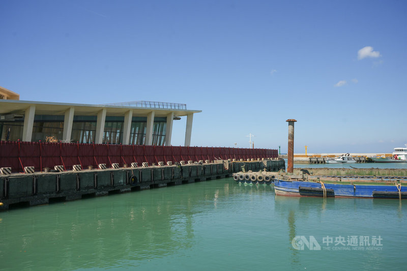 屏東縣政府在看海美術館旁打造「海口漁港遊艇浮動碼頭」,讓西海岸增加1個停泊點,預計完工後可提供27席船位,帶動海洋觀光。中央社記者黃郁菁攝 114年10月16日