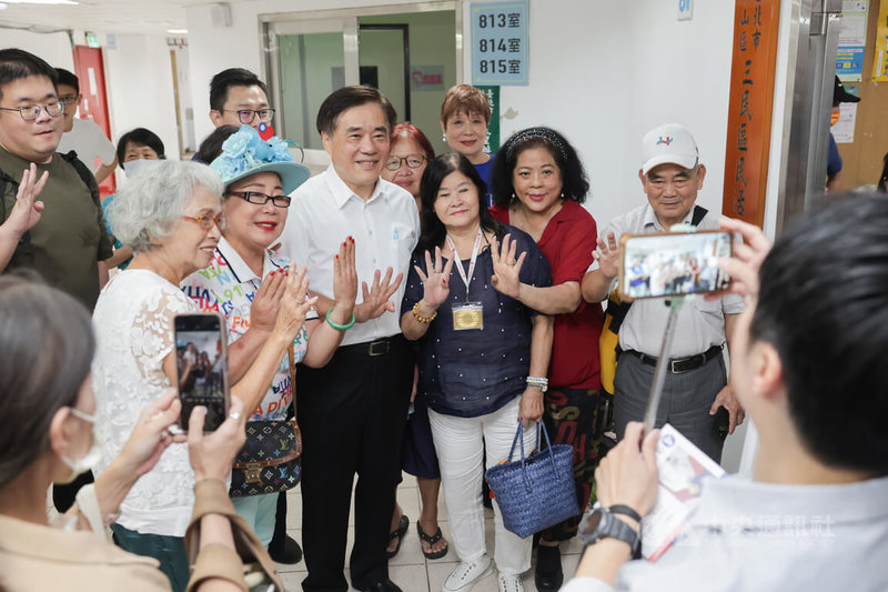 國民黨主席候選人郝龍斌(前右4)16日下午到台北市民生社區活動中心出席松山區請益之旅,與參與民眾比出4號手勢合影留念。中央社記者裴禛攝 114年10月16日