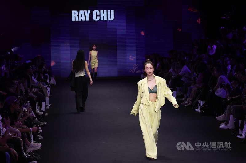 台北時裝週SS26聚焦台灣戲劇熱潮,以「Fashion, Action!」為主題,16日在松山文創園區舉行開幕秀,藝人孫淑媚(前)於伸展台亮相。中央社記者王騰毅攝 114年10月16日