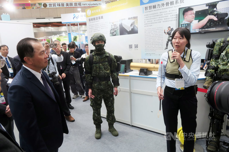 國防部常務次長黃佑民(左)中將16日前往台灣創新技術博覽會場,了解中科院展出的智慧輔力外骨骼系統,由中科院前瞻研發組科技專案小組長吳尚儒(右)介紹系統諸元。中央社記者吳書緯攝 114年10月16日