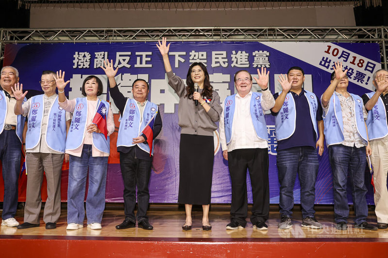 國民黨主席選舉投票倒數,候選人鄭麗文(左5)16日在台北市議會舉辦造勢晚會,與國民黨前秘書長李乾龍(左6)等人比出5號手勢拜票。中央社記者鄭清元攝 114年10月16日
