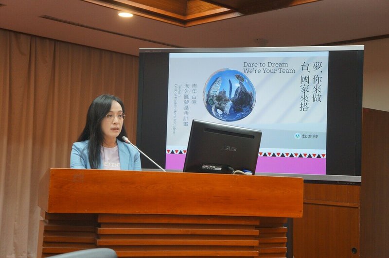 教育部推動「青年百億海外圓夢基金計畫」,幫青年拓展國際視野,民主進步黨籍立法委員陳瑩(圖)15日在立法院質詢相關議題時,爭取原住民和弱勢青年應有保障名額。(陳瑩辦公室提供)中央社記者盧太城台東傳真 114年10月16日
