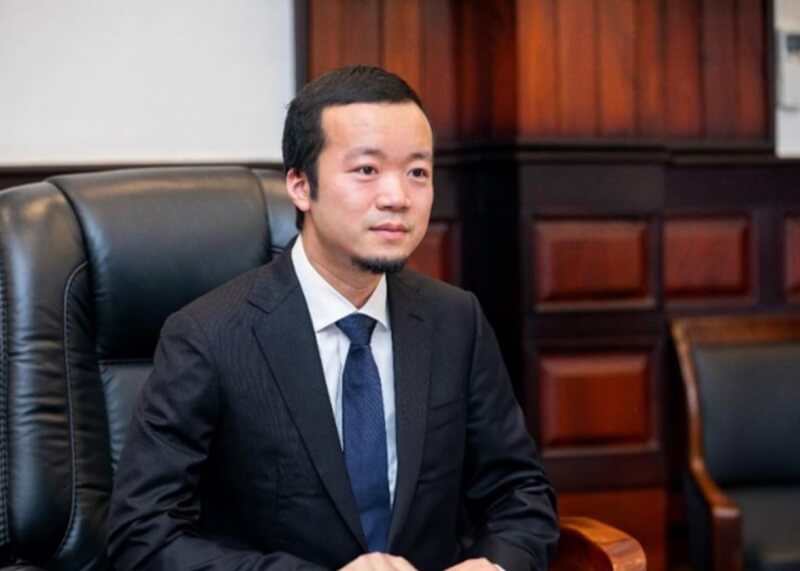 英美兩國政府已對與跨國詐騙集團犯罪首腦陳志(圖)有關的個人和實體發布制裁,據了解,陳志曾在台灣居住,並出入台灣至少10次。(圖取自太子集團網頁princeholdinggroup.com)