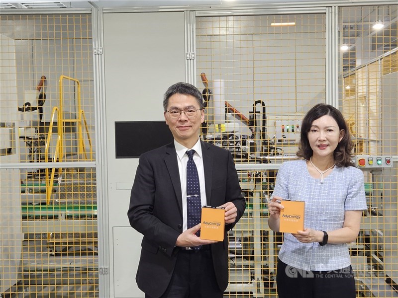 圖為台塑新智能董事長王瑞瑜(右)與總經理劉慧啟。 (中央社檔案照片)