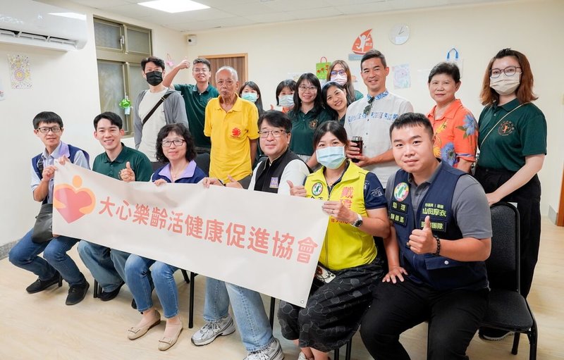 新北市大心樂齡活健康促進協會日前舉辦「照顧支持分享會」,扶持長照家庭照顧者喘息充電。圖為參加活動的照顧者與新北市社會局副局長許秀能(前左3)及協會幹部等合影。(新北市社會局提供)中央社記者黃旭昇新北傳真 114年10月16日