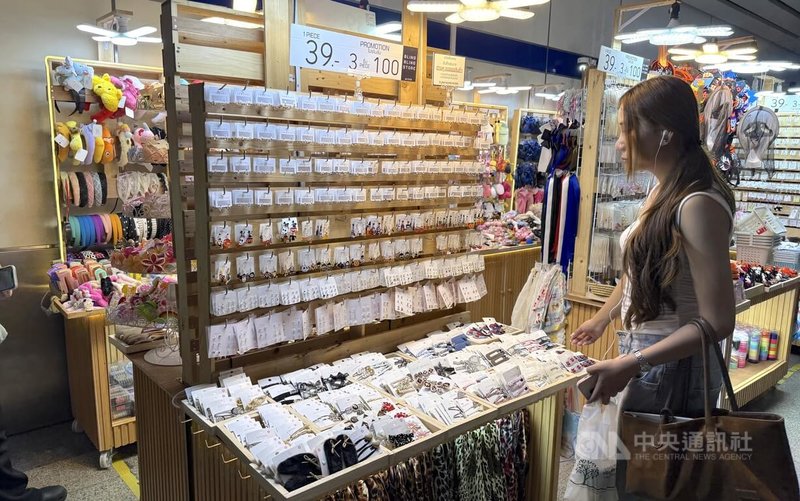 曼谷捷運站地下街販賣飾品的攤販。中央社記者李宗憲曼谷攝 114年10月16日