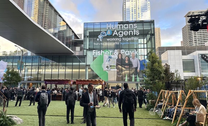 Salesforce在年度會議Dreamforce凸顯人類與數位員工協作的企業模式。中央社記者張欣瑜舊金山攝 114年10月16日