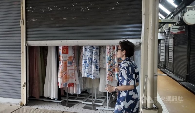 曼谷旅遊景點恰圖恰市集的服飾店老闆表示,與疫情前相比,市集遊客少了將近一半。中央社記者李宗憲曼谷攝 114年10月16日