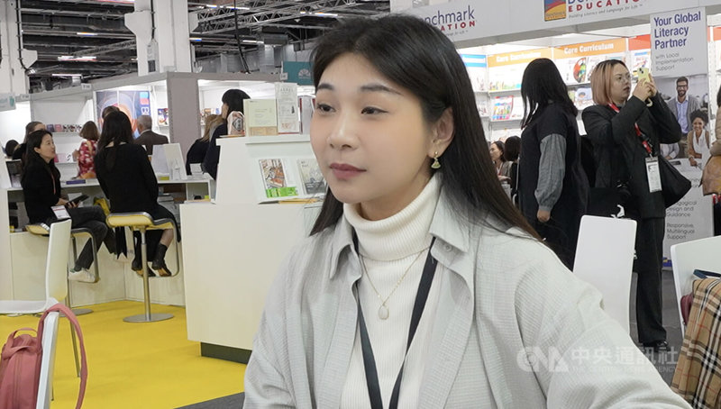 出版業工作者鄭莛赴德參加法蘭克福書展,入關時因機器認為本人與護照照片不像,遭邊境警察帶入小房間,並誣指其為中國通緝犯,歷經4小時盤查後獲釋。中央社記者林尚縈法蘭克福攝 114年10月16日
