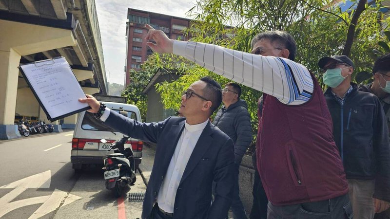 基隆市議會議長童子瑋(前左)拋出拆除東岸高架橋議題引起討論,對於外界關心可能帶來的交通黑暗期,童子瑋16日提出大眾運輸、貨運專用分流、調撥車道3大面向,紓解交通黑暗期車流。(讀者提供)中央社記者王朝鈺傳真 114年10月16日