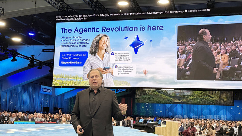 Salesforce執行長班紐夫在年度會議介紹客戶如何導入Agentforce代理技術來提升服務效率。中央社記者張欣瑜舊金山攝 114年10月16日
