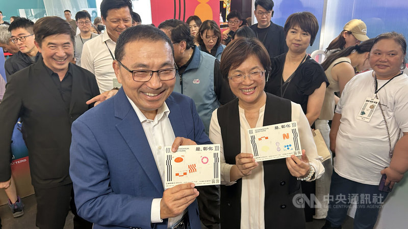 新北市長侯友宜(前左)16日下午在彰化縣長王惠美(右)陪同下,參觀台灣設計展彰化展區,特別在活動明信片蓋上象徵肉圓等彰化名產的印章。中央社記者吳哲豪彰化攝 114年10月16日