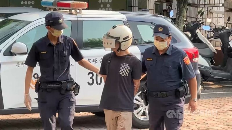 台中林姓男子(中)疑因不滿鄰居陳女家中電視太吵,16日下午持水果刀前往理論發生口角,附近修車廠施姓人員前往勸架,林男持刀砍傷兩人被逮。(翻攝照片)中央社記者蘇木春傳真 114年10月16日