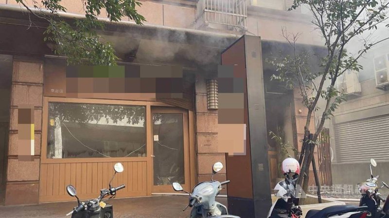 桃園市蘆竹區一間早午餐店16日上午發生氣爆,疑似是瓦斯管線作業不慎導致,造成69歲呂姓瓦斯行人員受傷、送醫治療。(翻攝照片)中央社記者葉臻傳真 114年10月16日