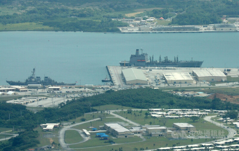 圖為2020年7月美軍艦艇停靠關島阿普拉港。(中央社檔案照片)