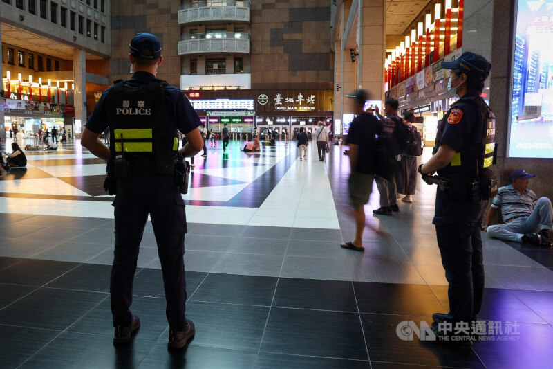圖為2名員警在北車大廳加強巡邏。(中央社檔案照片)