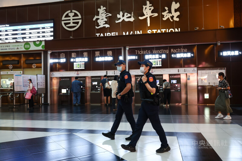 台北車站9日發生通緝犯性侵女子案。圖為員警在北車大廳加強巡邏。中央社記者王騰毅攝 114年10月15日
