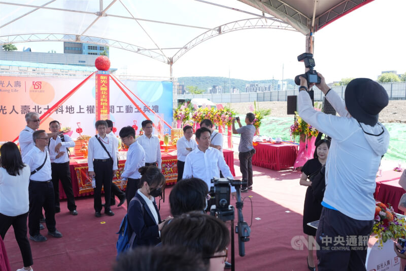 新壽與台北市政府針對北士科T17、T18地上權合約至今無法達成共識,新壽於16日上午11時舉行T17、T18開工動土典禮,並未邀請外賓,典禮後才開門讓媒體訪問,圖為媒體搶拍現場布置的供桌。中央社記者徐肇昌攝 114年10月16日