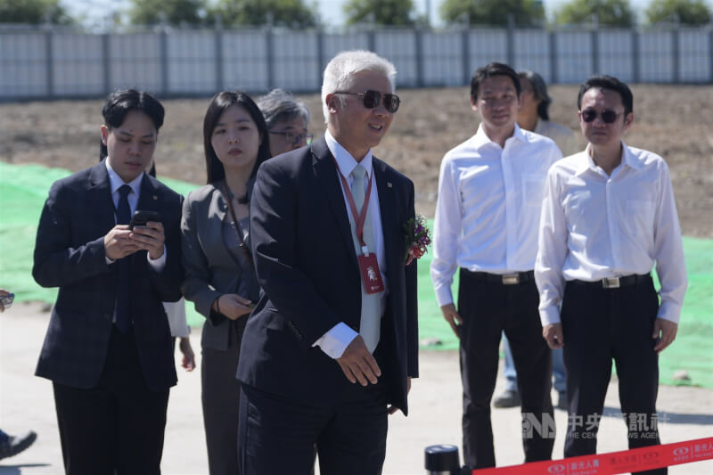 新壽與台北市政府針對北士科T17、T18地上權合約至今無法達成共識,新壽於16日上午11時舉行T17、T18開工動土典禮,台新新光金控總經理林維俊(前中)出席。中央社記者徐肇昌攝 114年10月16日