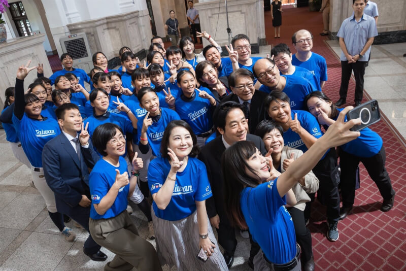 總統賴清德16日在總統府接見2025貝比魯斯聯盟U16世界女子壘球賽冠軍隊伍台北市立北投國中代表隊,並與選手們自拍。(圖取自facebook.com/chingte)