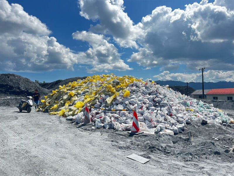 因應可能生成的颱風風神,佛祖街備有8萬多個沙包,16日起以村及街道為發放地點,每戶發放20個沙包,預計可阻擋30公分高的水量。(中央社檔案照片)
