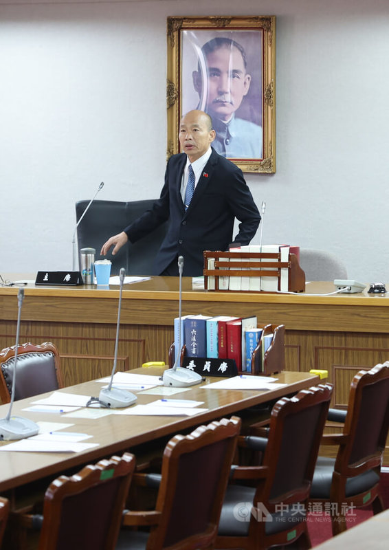 立法院長韓國瑜(中)16日下午主持朝野黨團協商,研商114年度附屬單位預算、財政收支劃分法部分條文修正草案等。中央社記者趙世勳攝 114年10月16日