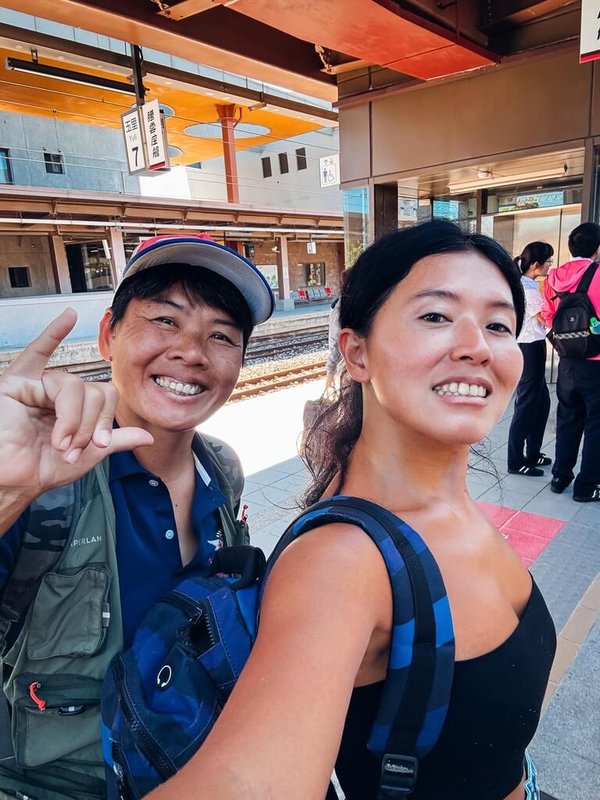 屏東縣滿州鄉「蜂女孩」Rachel(右)與Yvonne(左)前進光復災區鏟土,被各式超人發揮所長助人感動,回鄉後規劃送1.2萬包蜂蜜隨身包,給鏟子超人當作補給。(蜂女孩提供)中央社記者黃郁菁傳真 114年10月16日
