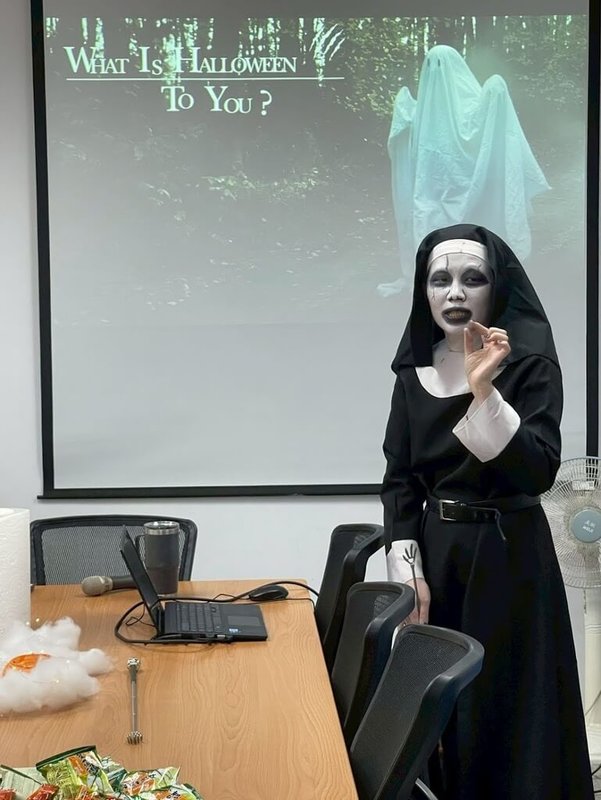 東海大學英語中心15日中午舉辦萬聖節主題活動,林姓英文教師上午有2堂課,擔心來不及裝扮,事先化好鬼修女妝授課。(東海大學提供)中央社記者趙麗妍傳真 114年10月16日