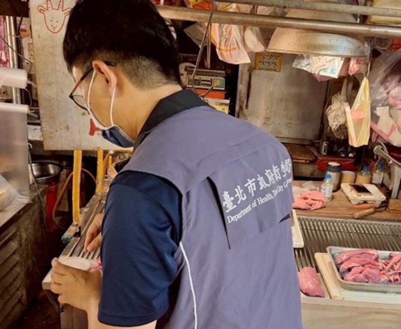 為防範民眾食入百威食品用工業級過氧化氫漂白豬腸,截至16日上午10時,台北市政府衛生局稽查651家次、抽驗451件豬腸,皆未檢出。(台北市衛生局提供)中央社記者楊淑閔傳真 114年10月16日