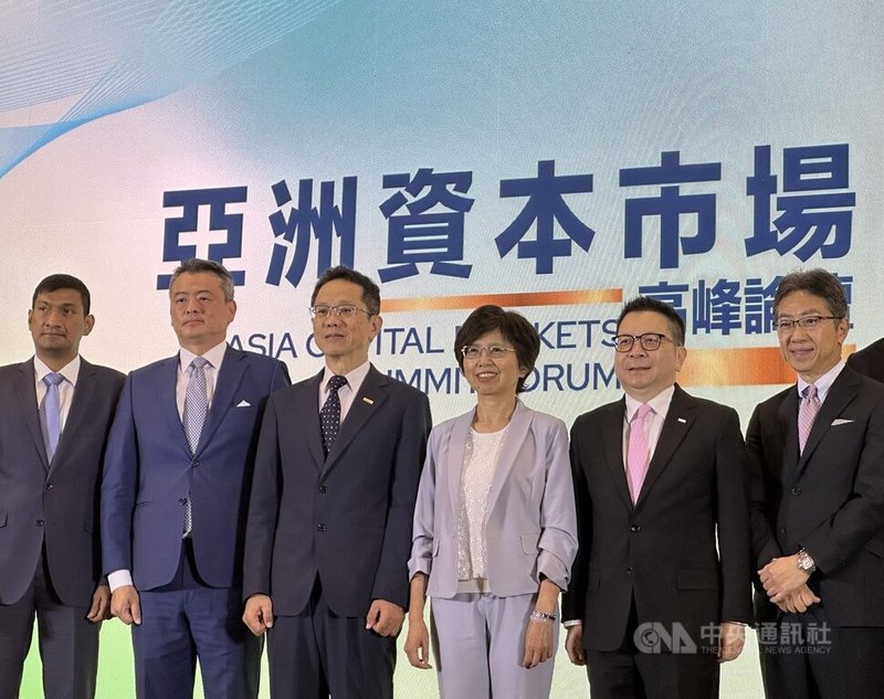 台灣週16日舉行亞洲資本市場高峰論壇,金管會副主委莊琇媛(右3)表示,台灣發展亞資中心有3大契機,包括台灣財富規模、台股蓬勃發展與全球資產管理成長浪潮,加上台灣具備80萬戶高資產族群利基,準備好發展亞資中心。中央社記者蘇思云攝 114年10月16日