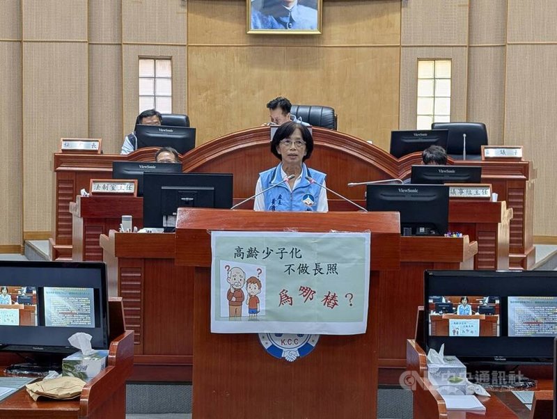 金門縣政府教育處長黃雅芬(前中)17日在議會進行專案報告,說明縣府目前規劃校園校舍、體育場館新建等13件工程進度及經費等。中央社記者吳玟嶸攝 114年10月17日