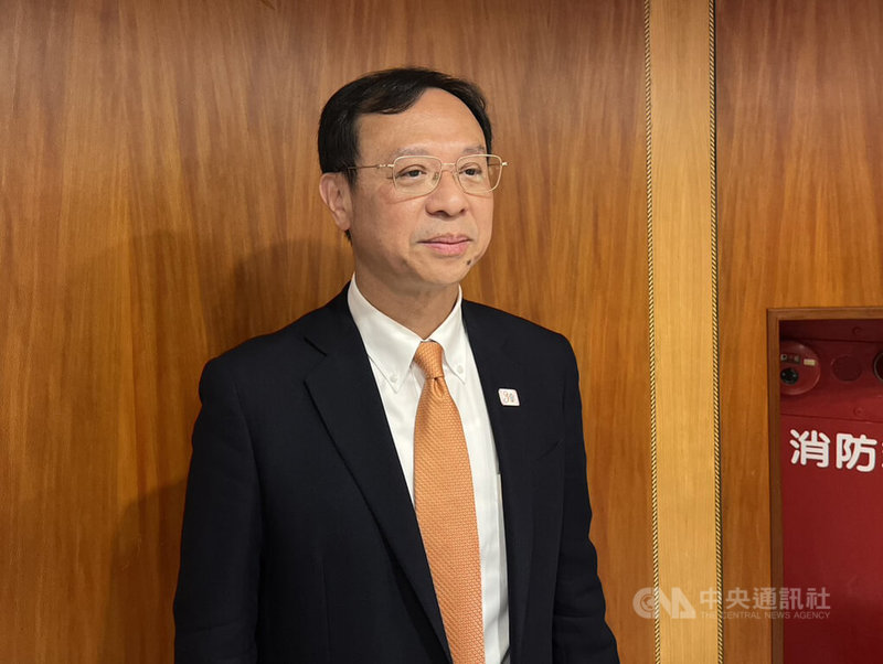 洪災重創花蓮,行政院公告光復鄉、鳳林鎮及萬榮鄉為災區。衛福部長石崇良(圖)17日宣布,將給予災民3個月就醫全免部分負擔,3災區民眾一律減免健保費6個月,且不用任何申請動作,衛福部會直接用賑災基金會善款支應,回溯至9月開始計算。中央社記者沈佩瑤攝 114年10月17日