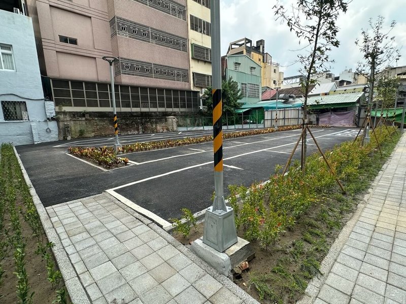 台中市南區忠孝夜市為人氣美食商圈,周邊巷弄常有機車違規停放,影響行人通行,市府交通局在周邊新闢機車停車場,17日開放使用。(市府提供)中央社記者趙麗妍傳真 114年10月17日