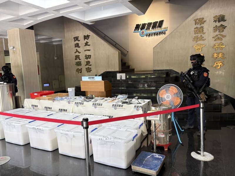 刑事局中部打擊犯罪中心破獲以陳姓男子為首的販毒集團，與4名製毒幫手承租彰化縣線西地區一處鐵皮廠房做為製毒工廠，並查獲成品、半成品的毒品，換算市值約新台幣15億元。（民眾提供）中央社記者趙麗妍傳真　114年10月17日