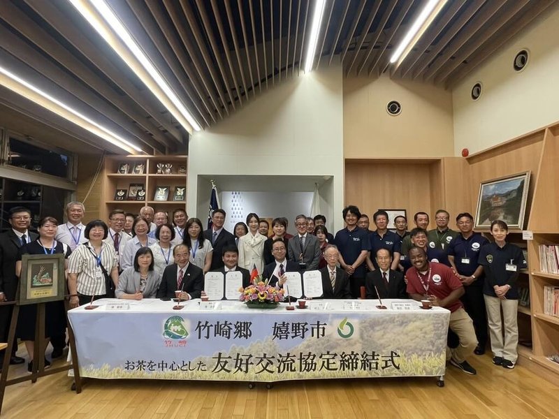 嘉義縣竹崎鄉與佐賀縣嬉野市16日正式簽署友好交流協定,竹崎鄉鄉長曾亮哲親自率領行政團隊出席,嬉野市長村上大祐偕市府團隊熱情接待,駐福岡辦事處處長陳銘俊等人與會。(駐福岡辦事處提供) 中央社記者戴雅真東京傳真 114年10月17日